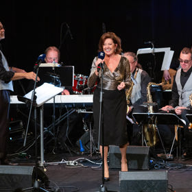 Na pódiu září nejen svým osobitým pěveckým projevem. Marie Rottrová má v oblibě metalické materiály a umí s takovými kousky skvěle pracovat.