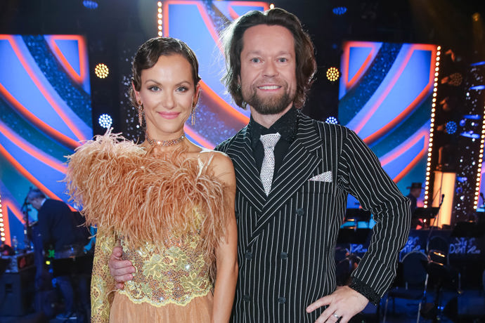 Taneční partnerka Richarda Krajča, Dominika Rošková, si na hlavě nechala vykouzlit prudce elegantní skládané vlny.