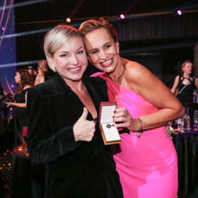 Klopy sametového saka nešlo přehlédnout. Martina zapózovala po boku bronzové slavice Moniky Absolonové.