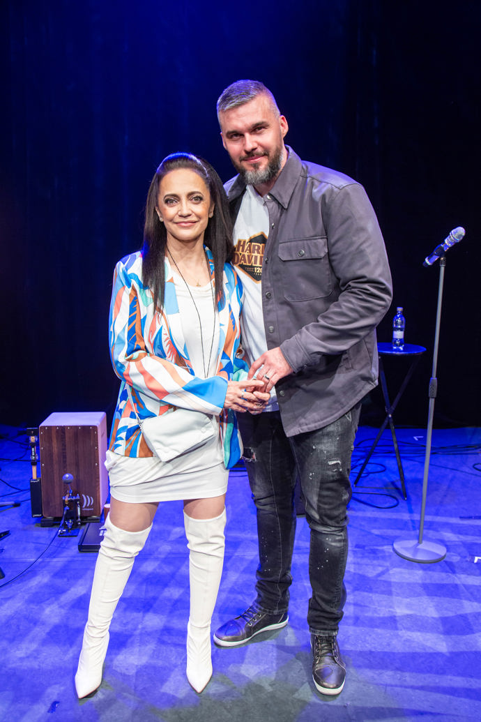 Lucie Bílá nově sází na bílou i v podobě trendy obutí.