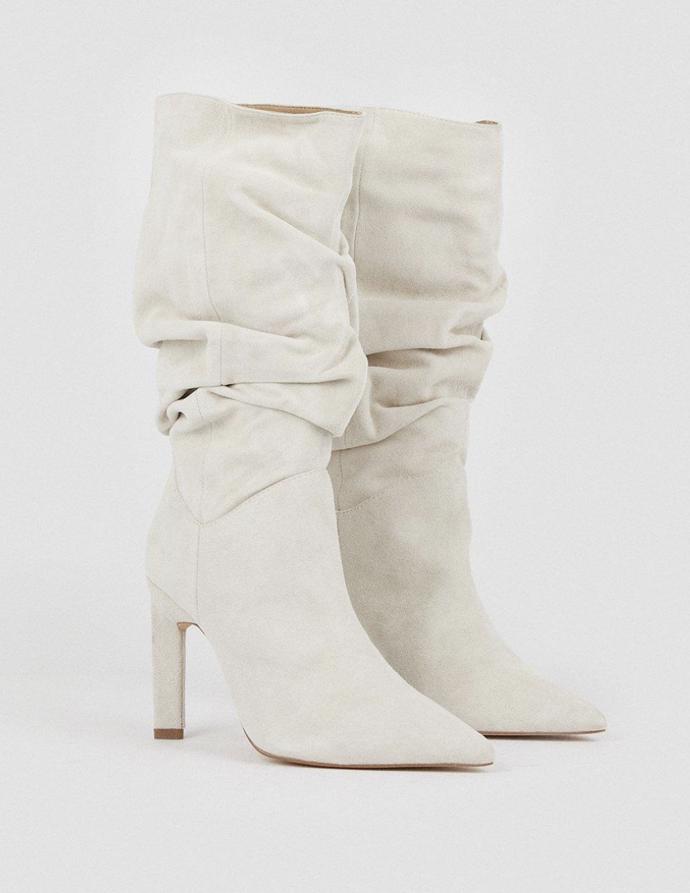 Kozačky Karen Millen podobné těm, které nosí britská moderátorka, pořídíte v e-shopu značky za v přepočtu asi 4 690 Kč.