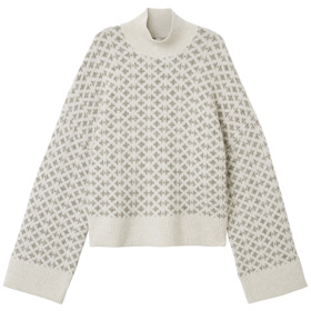 Rolák může být problém. Obzvlášť, když je tmavý, příliš jednoduchý a dál jej nevrstvíte. Zkuste svetr s hrubší strukturou a stojáčkem ve světlých tónech. (Lindex, 1 299 Kč)