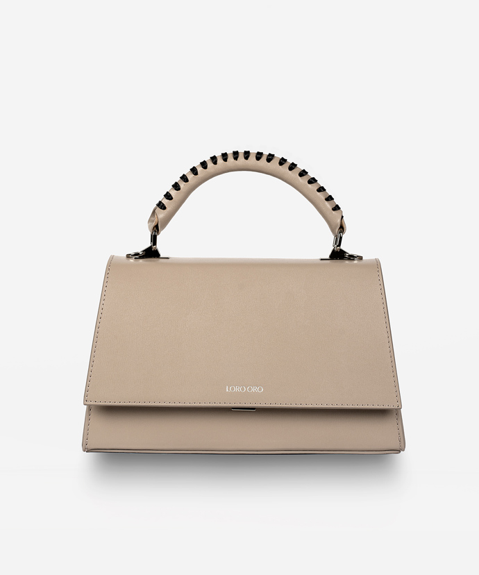 Napodobit styl Kate Middleton můžete třeba s kabelkou Loro Oro za 3 290 Kč.