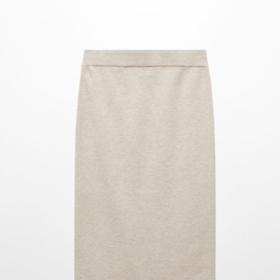 Doladite jej můžete midi sukní z úpletu v totožném odstínu. (Mango, 999 Kč)
