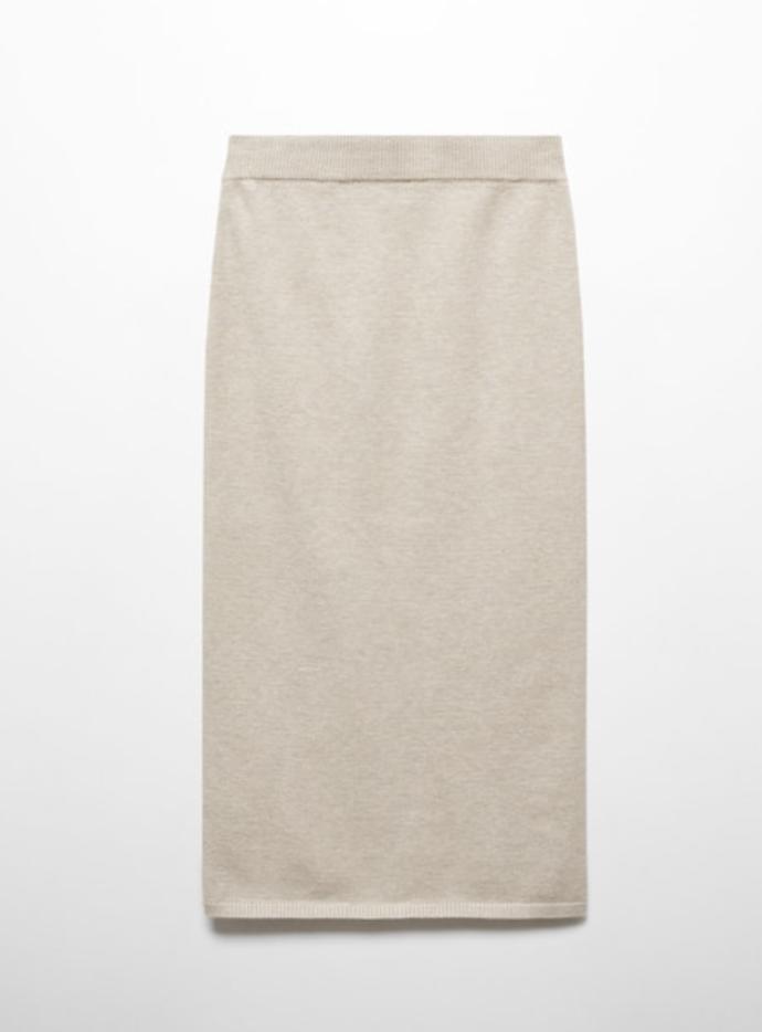 Doladite jej můžete midi sukní z úpletu v totožném odstínu. (Mango, 999 Kč)