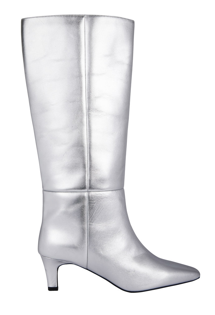Pokud si netroufáte na stříbřitou módu, angažujte podobně nápadné doplňky, zaručeně modelu dodají aktuální look. (Stradivarius, 1 399 Kč)