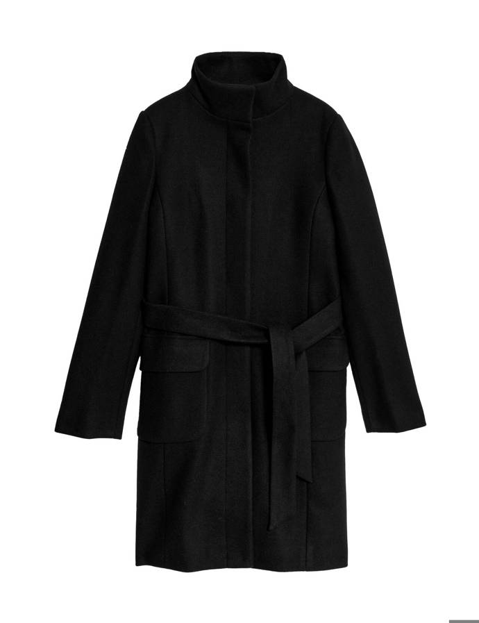 Plášť se stojáčkem a vázačkou, Marks & Spencer, 1 999 Kč.