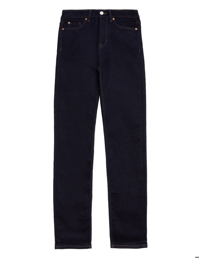 Velmi tmavý odstín a retro prvek v podání výraznějšího prošití. Džíny s rovnými nohavicemi Marks & Spencer pořídíte za 899 Kč.