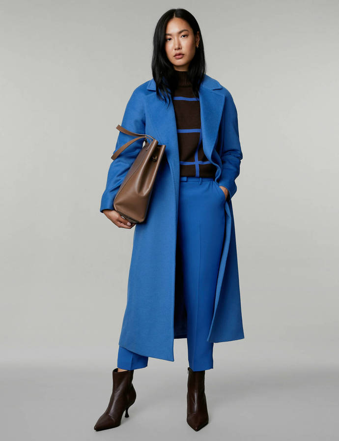 Celočerné outfity s vyšším věkem vyměňte za jiné monochromatické looky. (Marks & Spencer)