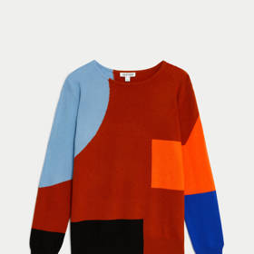 Výrazné vzory větších rozměrů také přidávají roky. Když už se pro takový vzorovaný kousek rozhodnete, vybírejte ty s nepravidelným rozložením a doplňte je jednobarevnými kousky. (Jaeger, Marks & Spencer, 3 499 Kč)