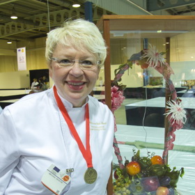 Mirka van Gils Slavíková jako platinová blondýna.