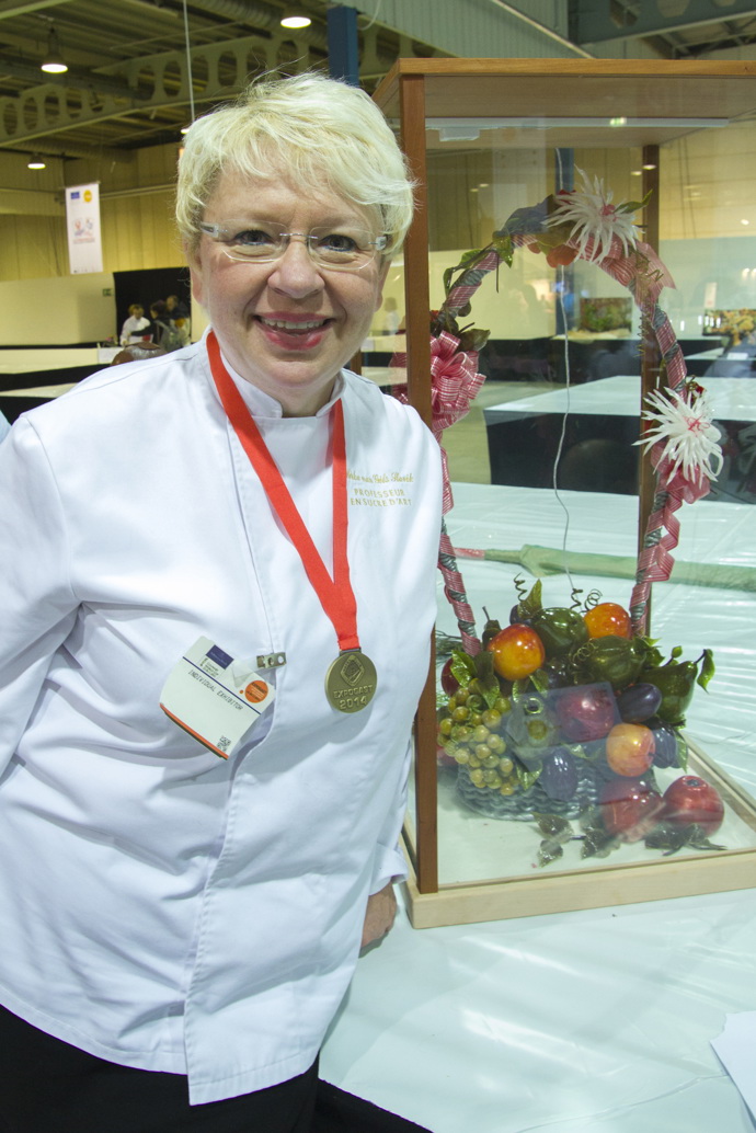 Mirka van Gils Slavíková jako platinová blondýna.