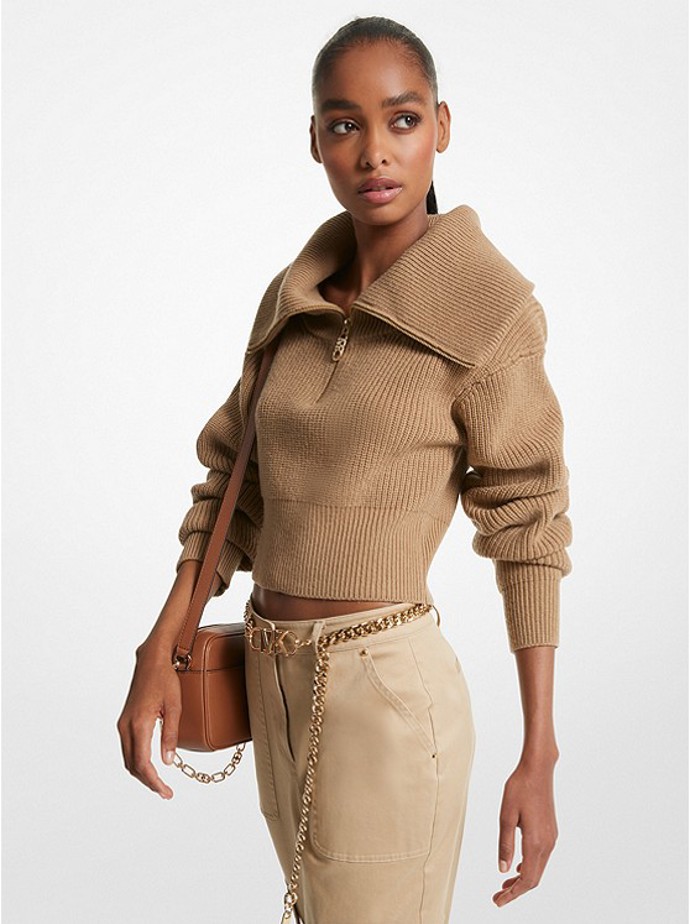 Svetr, který si moderátorka nemůže vynachválit. V jejím odstínu už jej neseženete, Michael Kors ale nabízí ještě dvě barevné varianty, mimo jiné krásný béžový odstín. (8 199 Kč)