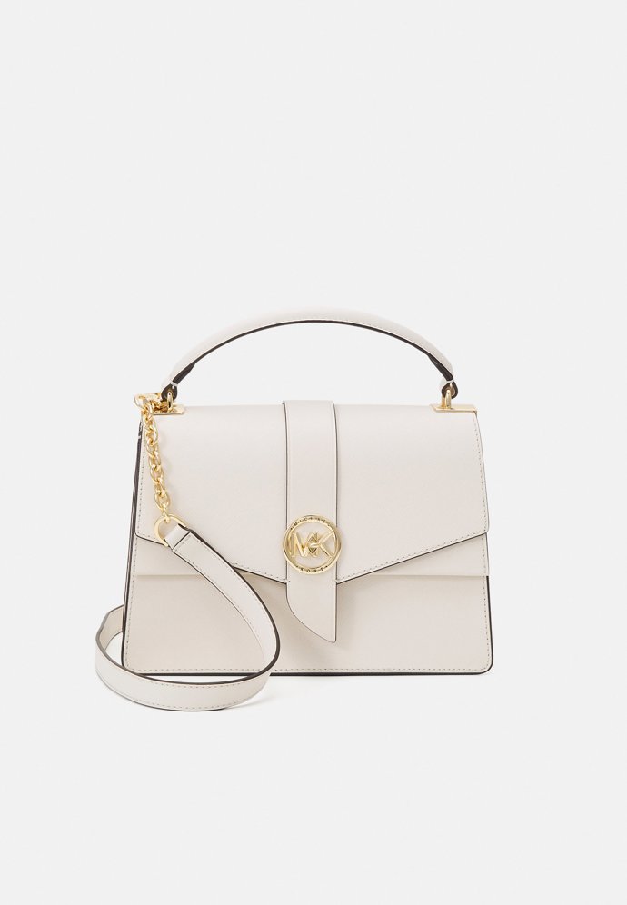 Amanda Holden nosí kabelku značky Michael Kors za 9 990 Kč.