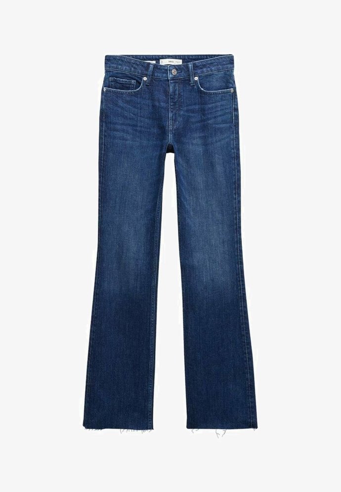 Džíny střihu straight. Pokud mají vyšší pas, oceníte je i k tvarování kypřejší postavy. (Mango, 899 Kč)