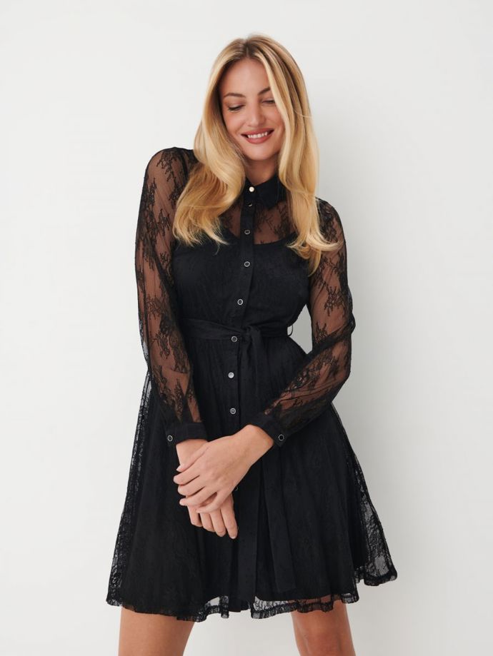 Tyl s krajkovými prvky může zdobit jen určité partie oděvu. (Mohito, 899 Kč)