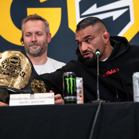 Bulhar Todev tvrdí, že pás bude dnes večer jeho. 