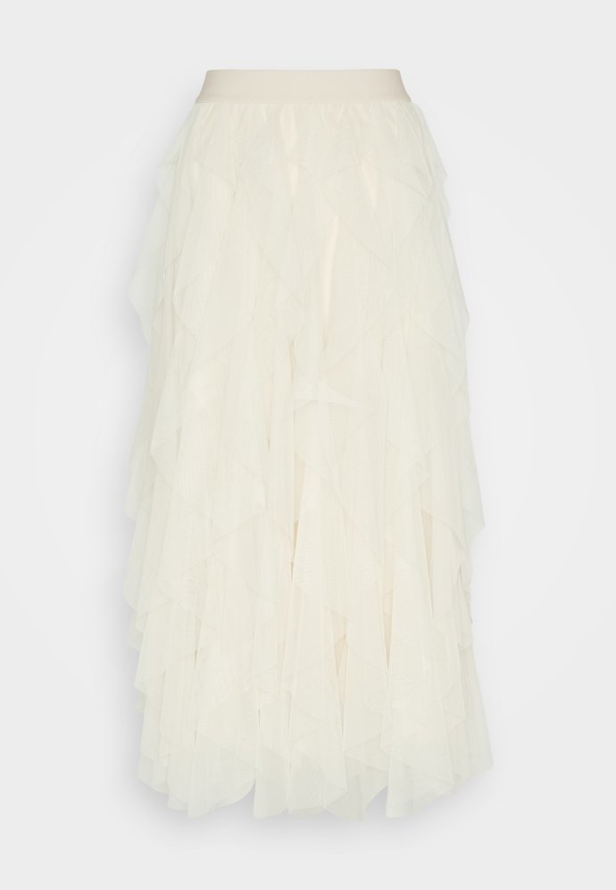 Sukni ve smetanových tónech sluší bohaté vrstvení. (Only, 1 299 Kč)