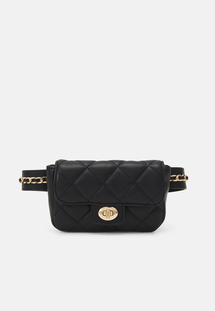 Černou belt bag s kovovými prvky připomínající styl kabelky Chanel 2.55 najdete v obchodě Only. (999 Kč)