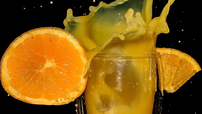 Bizarní historie oblíbené žluté limonády: Nápoj "ze zbytků" vymyslel příznivce nacistů Max Keith