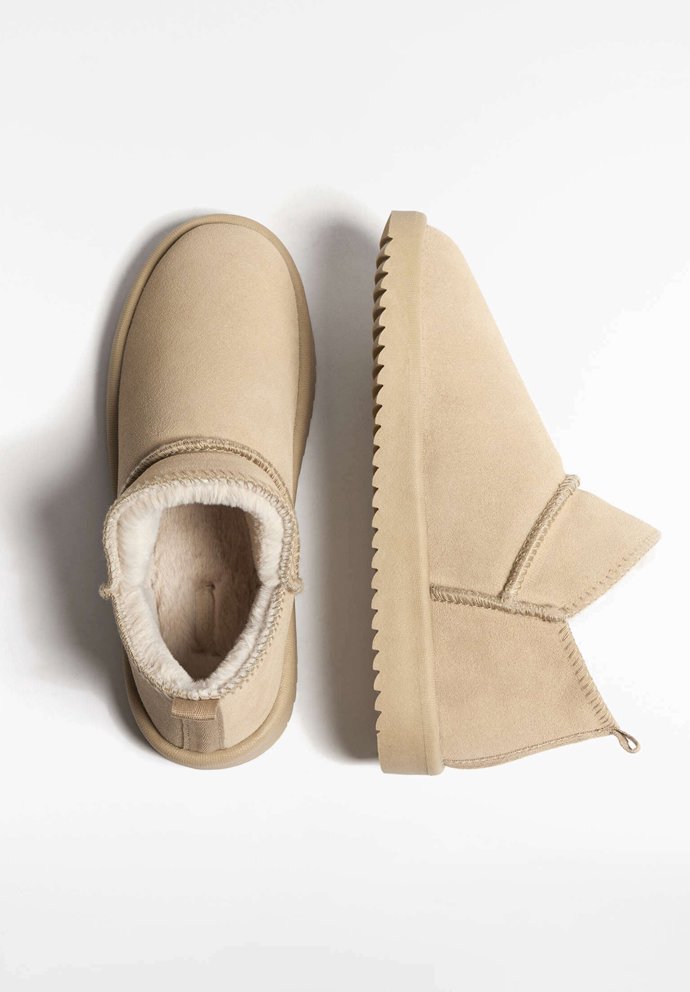 Krémové válenky s umělou kožešinou a tvarovaným lemem, Oysho, 1 190 Kč