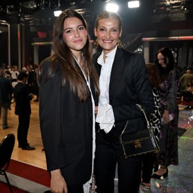 Upcyklovaný model saka vynesla Tereza Maxová a na jednu ze společenských akcí jím vybavila i svou dceru.