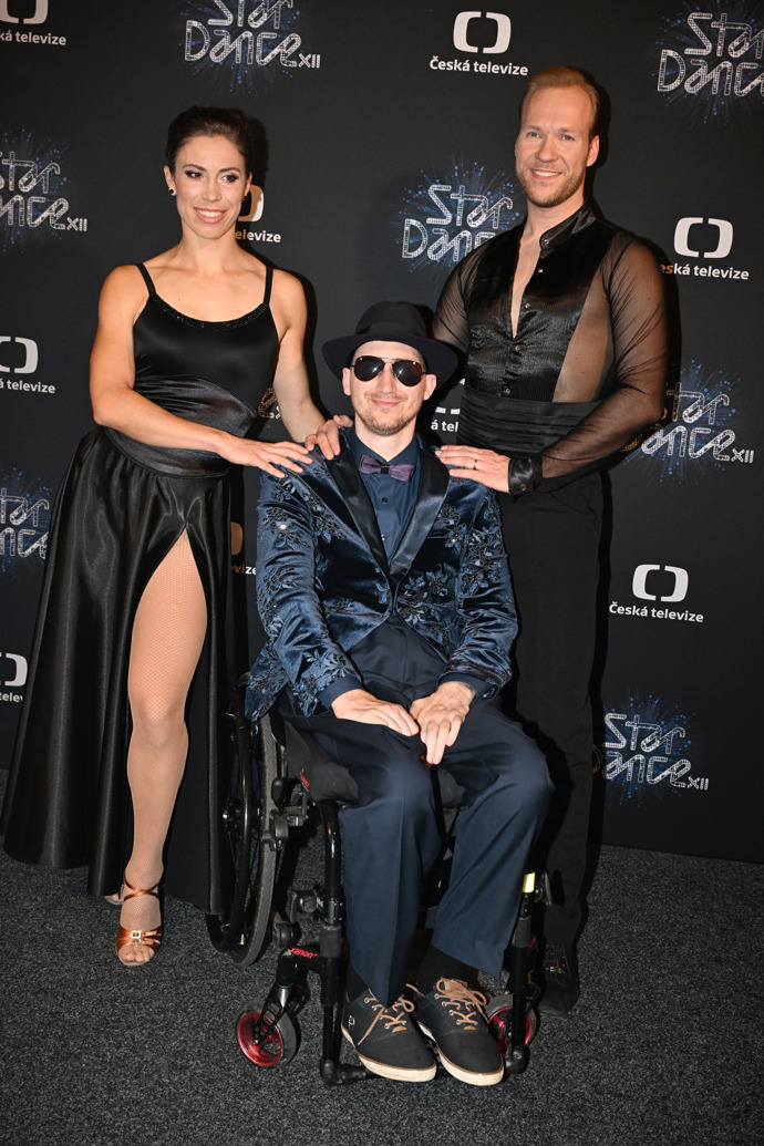 Eva Adamczyková a Jakub Mazůch se svým svěřencem z Centra Paraple.