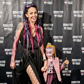 Agáta Hanychová vyrazila na večírek s dcerou Miou. Zatímco Mia si nechala pokreslit obličej, Agáta se blýskla vysokým rozparkem a kanekalonovými barevnými náplety ve vlasech.