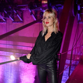 Emma Smetana se kompletně zahalila do černé. Štíhlé nohy předvedla v kožených kalhotách a překvapila také světlejším odstínem vlasů.