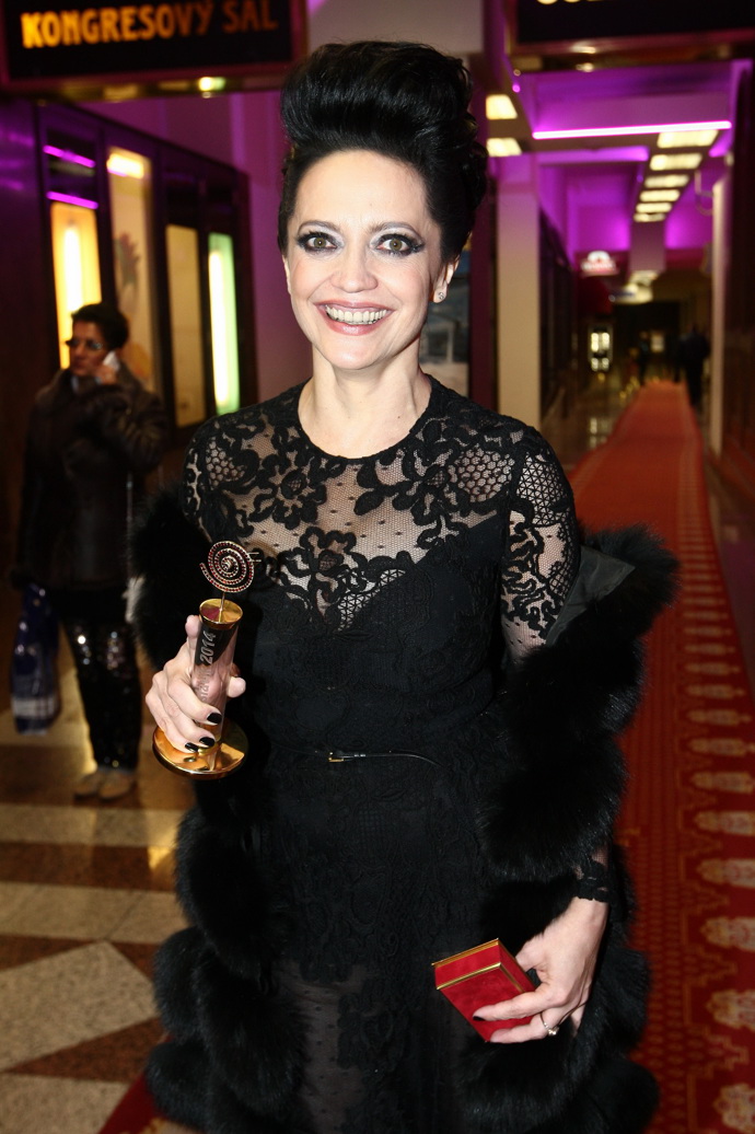 Černá krajka je perfektní pro slavnostní příležitosti, jak dokazuje Lucie Bílá.