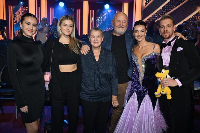 Ivu Kubelkovou ve StarDance pravidelně podporuje partner George Jirasek a také obě dcery, Natálie a Karolína.