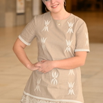 Anička Slováčková oholila své dlouhé blond vlasy a nosí slušivý turban.