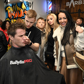 Agáta s rodinou na otvíračce Barber shopu jejího synovce. 