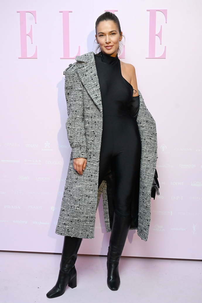 Modelka Andrea Bezděková v černém elastickém overalu.