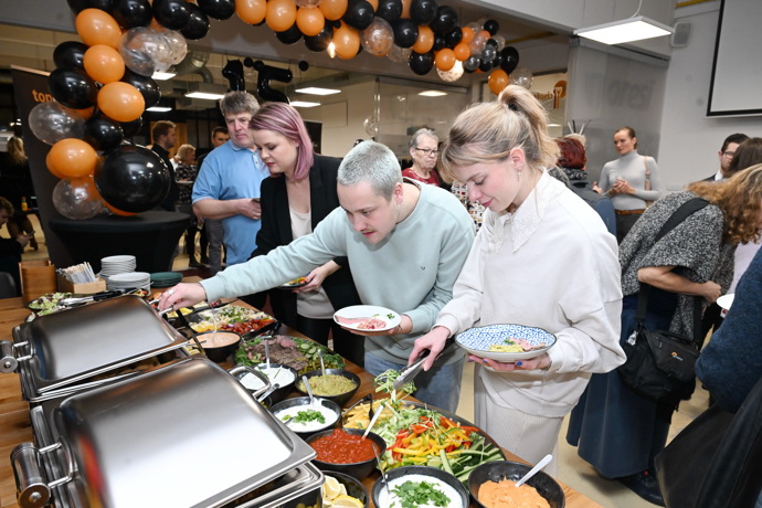 Adam Rundus si na večírku sestavil vlastní jarní rolku s krevetou.