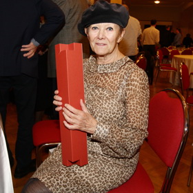 Zdena Hadrbolcová věnovala život úspěšné herecké kariéře, až na sklonku života malinko litovala, že se nestala babičkou. Zemřela v osamění v LDN.