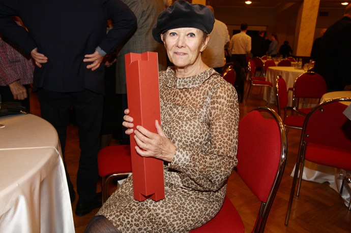 Zdena Hadrbolcová věnovala život úspěšné herecké kariéře, až na sklonku života malinko litovala, že se nestala babičkou. Zemřela v osamění v LDN.