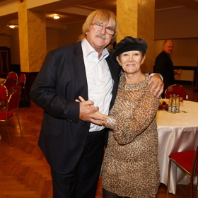 Zdena Hadrbolcová chodila na stará kolena do společnosti jen sporadicky. Výjimkou bylo v roce 2017 slavnostní předávání cen Senior Prix za celoživotní uměleckou činnost. Popovídala si zde například s muzikantem Karlem Vágnerem.