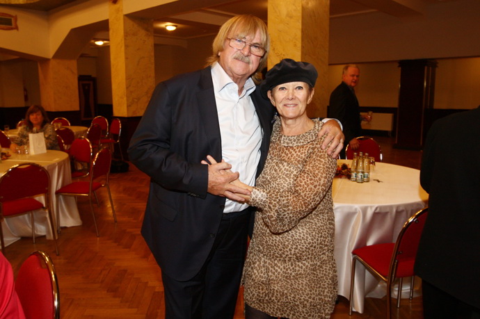 Zdena Hadrbolcová chodila na stará kolena do společnosti jen sporadicky. Výjimkou bylo v roce 2017 slavnostní předávání cen Senior Prix za celoživotní uměleckou činnost. Popovídala si zde například s muzikantem Karlem Vágnerem.