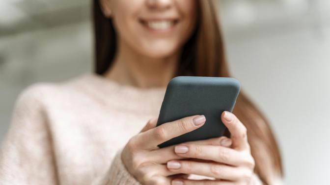 Mobilní telefony neblaze ovlivňují kvalitu pleti: Mohou být příčinou jejího vysoušení, vrásek i alergických reakcí