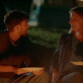 Václav Šanda a Anna Polívková v seriálu Einstein.