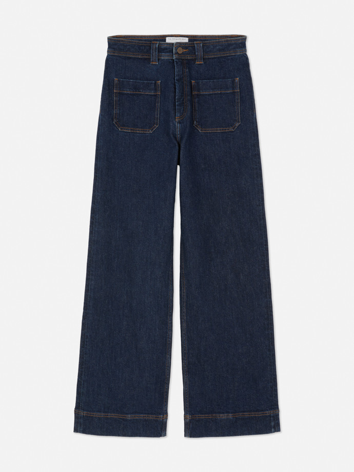 Elegantní, tmavá varianta kalhot s rozšiřujícími se nohavicemi. Kapsičky nejsou v případě vyššího pasu nijak na škodu. (Rita Ora x Primark, 830 Kč)