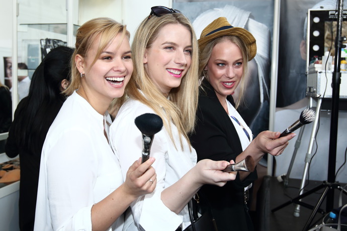 Herečka Anna Fixová přiznává, že mezi herečkami patří mezi introvertnější typy. Na snímku s kolegyněmi Patricií Pagáčovou (vlevo) a Anetou Krejčíkovou (vpravo).