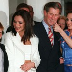 V roce 1997 se Karel III. setkal se zřejmě neslavnější dívčí skupinou té doby - Spice Girls.  A pořádně si to užil. Od jednotlivých členek se nechal olíbat, a co víc, Mel C (vpravo) mu dokonce laškovně setřela palcem z tváře rtěnku, zatímco princ Harry se bavil s budoucí manželkou Davida Beckhama Victorií (druhá zleva). Harry má ovšem ze setkání se svými idoly dodnes smíšené pocity. Stalo se tak totiž pouhé dva měsíce po tragickém skonu jeho maminky, princezny Diany.