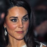 Jenže to už tu jednou bylo. Kate pro ni a kouřové líčení měla slabost kolem roku 2010, přičemž později od tohoto trendu upustila. A udělala dobře. Nyní vypadá mladší a přirozenější.