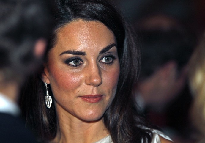 Jenže to už tu jednou bylo. Kate pro ni a kouřové líčení měla slabost kolem roku 2010, přičemž později od tohoto trendu upustila. A udělala dobře. Nyní vypadá mladší a přirozenější.