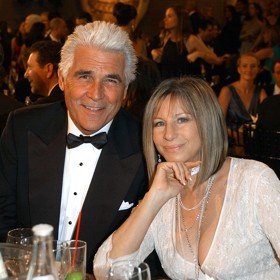 I když Barbra Streisand nikdy nepatřila k typickým kráskám, o muže nouzi neměla. Její postelí prošli kolegové Don Johnson, Richard Gere a Clint Eastwood, tenista André Agassi i bývalý kanadský premiér Pierre Trudeau. Svého současného manžela Jamese Brolina (viz foto) si vzala v roce 1998.