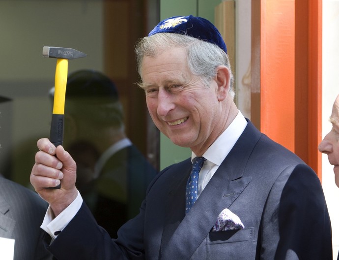 V dubnu 2008 navštívil princ Charles polský Krakow. Na slavnostní otevření Židovského komunitního centra se vybavil opravdu stylově.