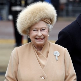 Po smrti královny matky se dostala brož do rukou její dcery, královny Alžběty II. Ta ji na sobě měla při odhalení pomníku své matky v roce 2009...