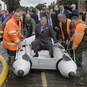 V červenci 2007 se Karel vypravil do záplavami postiženého hrabství Yorkshire. Při té příležitosti si vyzkoušel jízdu v motorovém člunu záchranářů, ačkoliv se mu do něj nenastupovalo právě komfortně. Inu, Miloš by stejně záviděl...